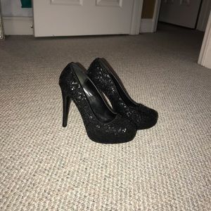 BLACK SEQUIN PUMPS